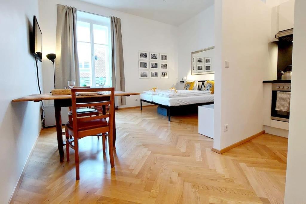 Apartment Homelystay - Downtown App *